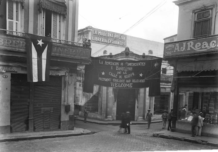 Entrada de obispo. Véase al fondo la librería la moderna poesía