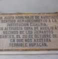 La imagen puede contener: texto que dice "DMO JUSTO HOMENAJE DE AOMIRACIOI Y SENTIDO ACRADECIMIEMTOALA INSTITUCION CANARIA POR SU ALTRUISTA OBRA DE AUXILIO ALOS VECINOS DE LOS REPARTOS COLINDANTES EL 20 DE OCTUBRE DE1925 EN QUE'NOS QUE AZOTABA TERRIBLE HUPACAN."