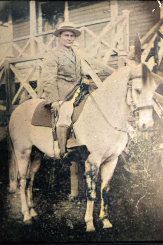 Castro padre formó parte de la columna española, dirigida por el comandante Cirujeda, que atacó e hirió en combate al «Titán de Bronce», Antonio Maceo