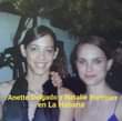 May be an image of 2 people, people standing and text that says 'Anette Delgado y Natalie Portman en La Habana'