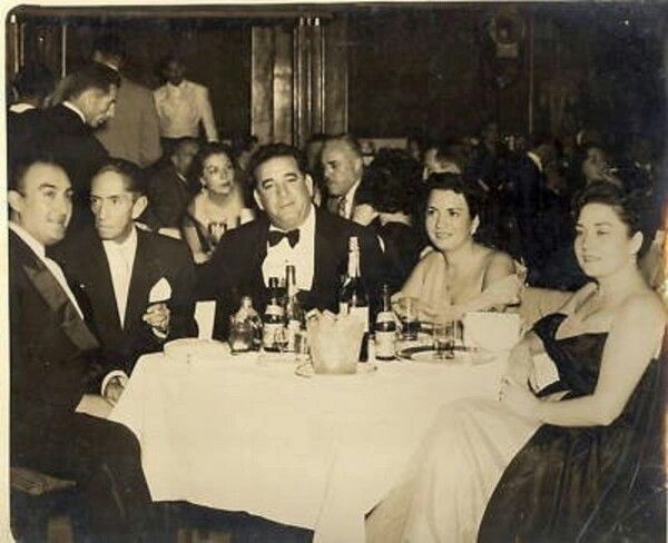 El «Guajiro» Martín Fox y su esposa Ofelia (al centro) en Tropicana con Pedro Vargas y Agustín Lara.