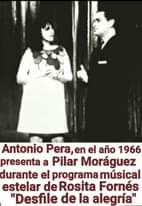 May be a meme of 2 people, people standing and text that says 'Antonio Pera, en el año 1966 presenta a Pilar Moráguez durante el programa músical estelar de Rosita Fornés "Desfile de la alegría"'